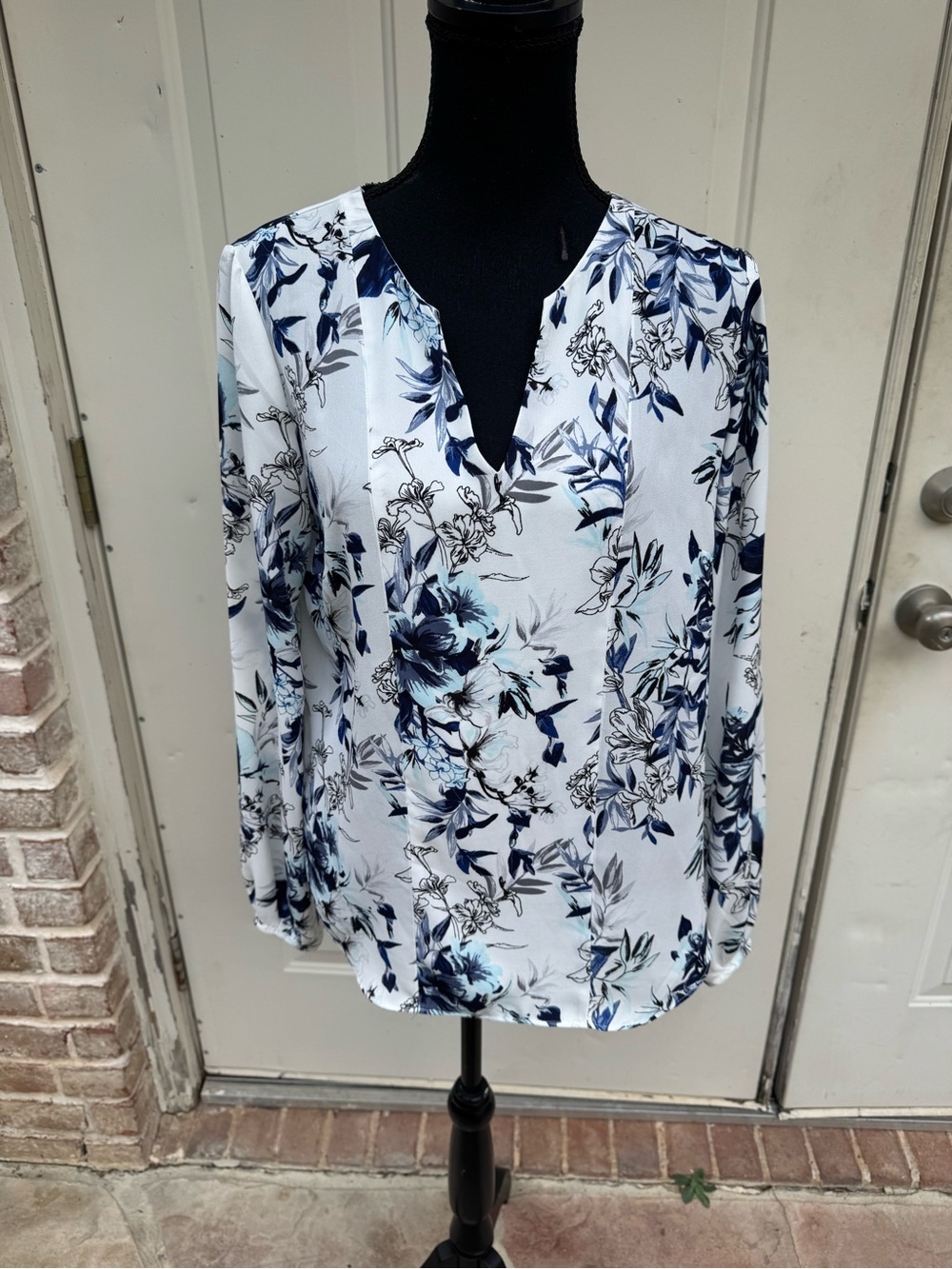 White House Black Market, White and Navy Floral Split-Neck Blouse, Size 8